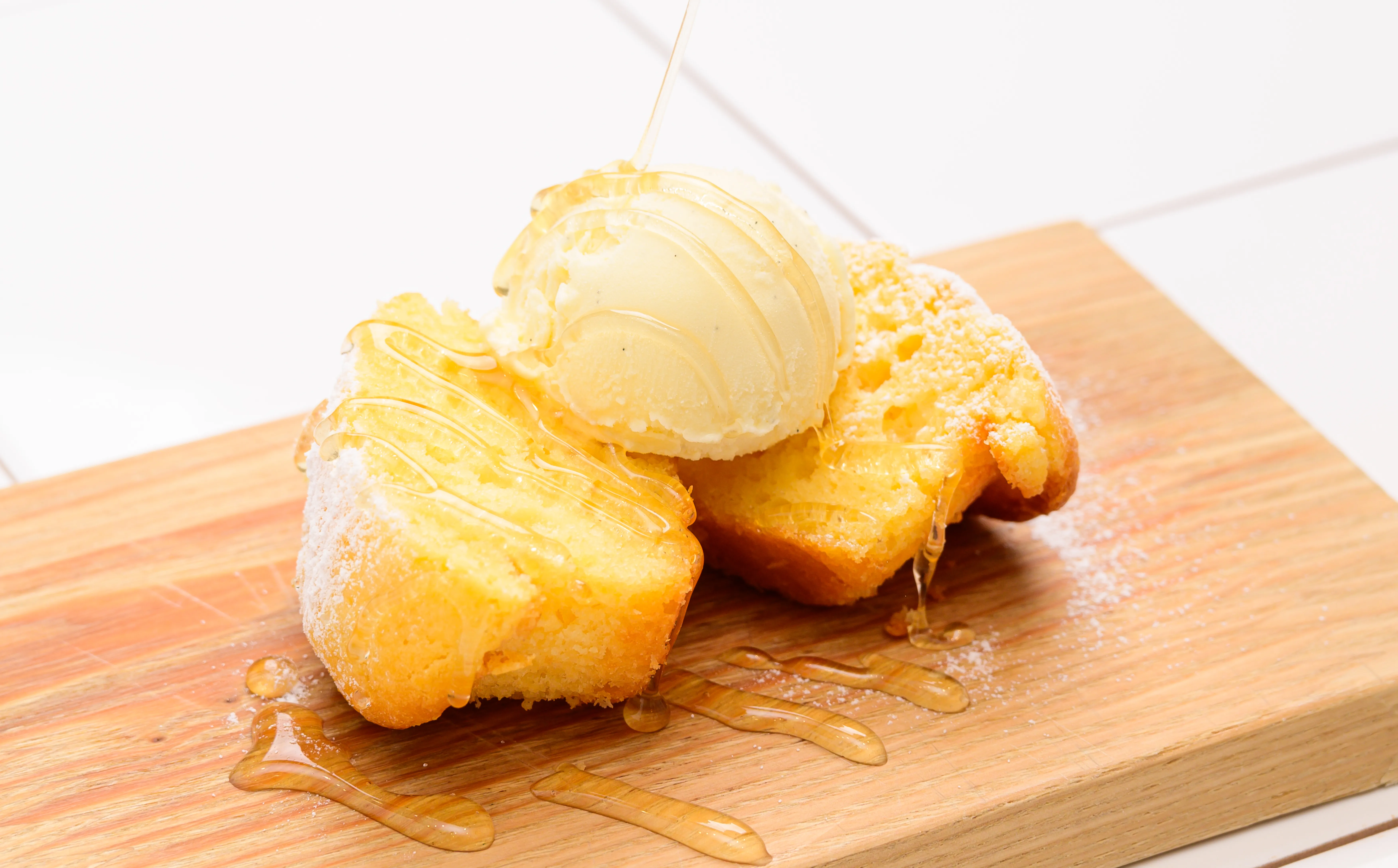 アイスクリームとはちみつを添えた焼き菓子